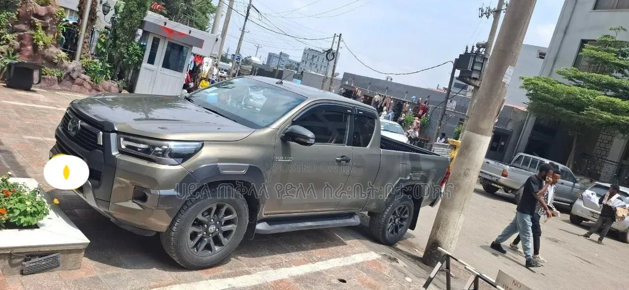 Toyota Hilux 2021 Orange