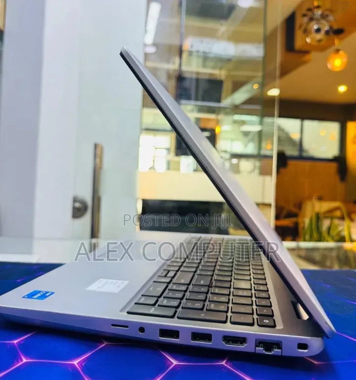 New Laptop Dell Precision 3581 16GB Intel Core i7 SSD 512GB