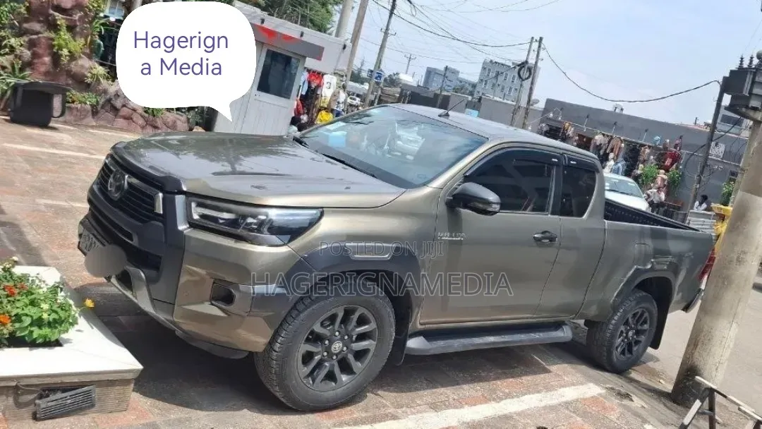 Toyota Hilux 2021 Gray