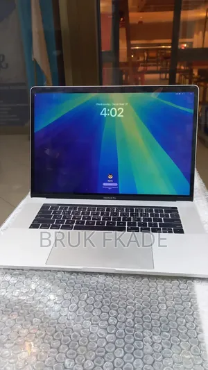 New Laptop Apple MacBook Pro 2018 16GB Intel Core i7 SSD 256GB