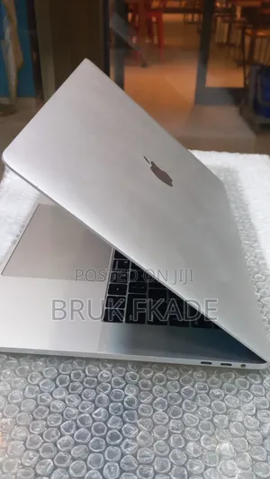 New Laptop Apple MacBook Pro 2018 16GB Intel Core i7 SSD 256GB