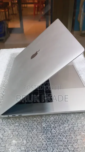 New Laptop Apple MacBook Pro 2018 16GB Intel Core i7 SSD 256GB