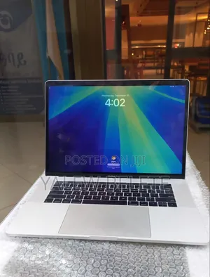 New Laptop Apple MacBook Pro 2018 16GB Intel Core i7 SSD 256GB