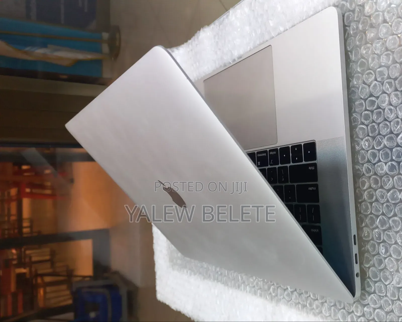 New Laptop Apple MacBook Pro 2018 16GB Intel Core i7 SSD 256GB