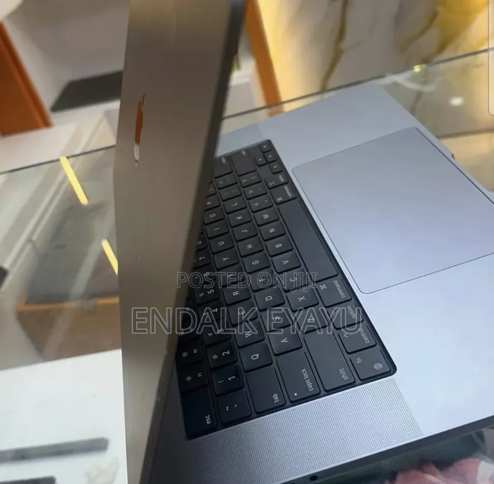 New Laptop Apple MacBook Pro 2020 M1 16GB Apple M1 Pro SSD 512GB