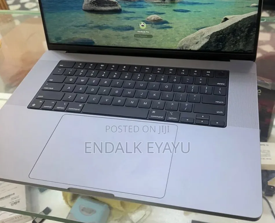 New Laptop Apple MacBook Pro 2020 M1 16GB Apple M1 Pro SSD 512GB