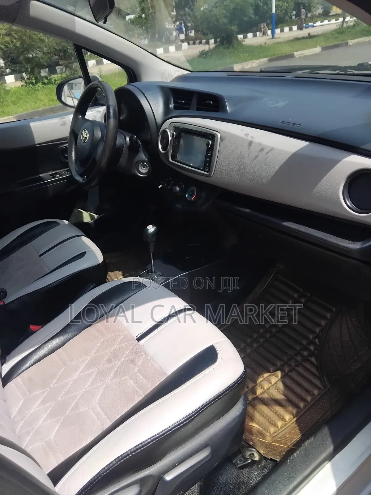 Toyota Yaris 2012 Silver