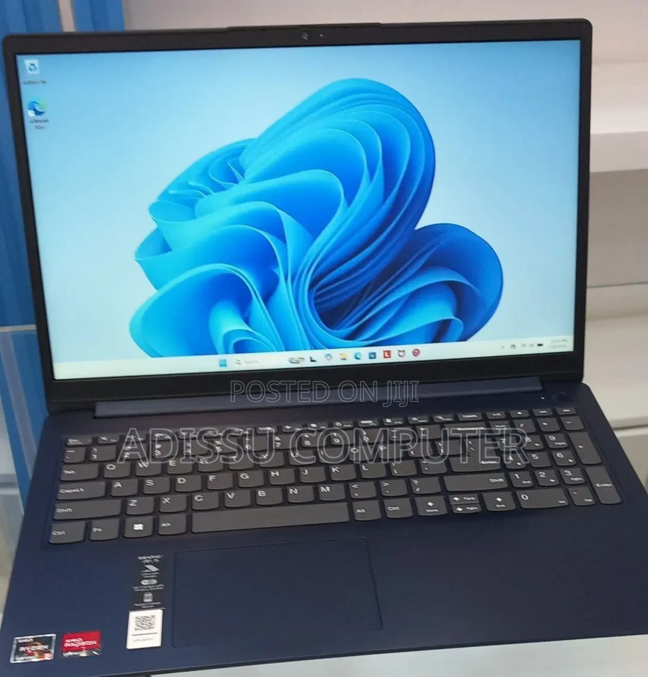 New Laptop Lenovo 8GB AMD Ryzen 5 SSD 256GB