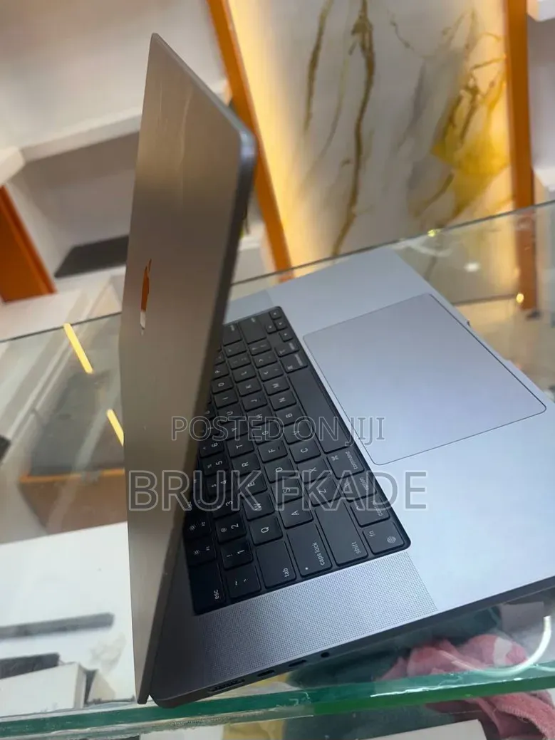 New Laptop Apple MacBook Pro 2021 M1 16GB Apple M1 Pro SSD 512GB