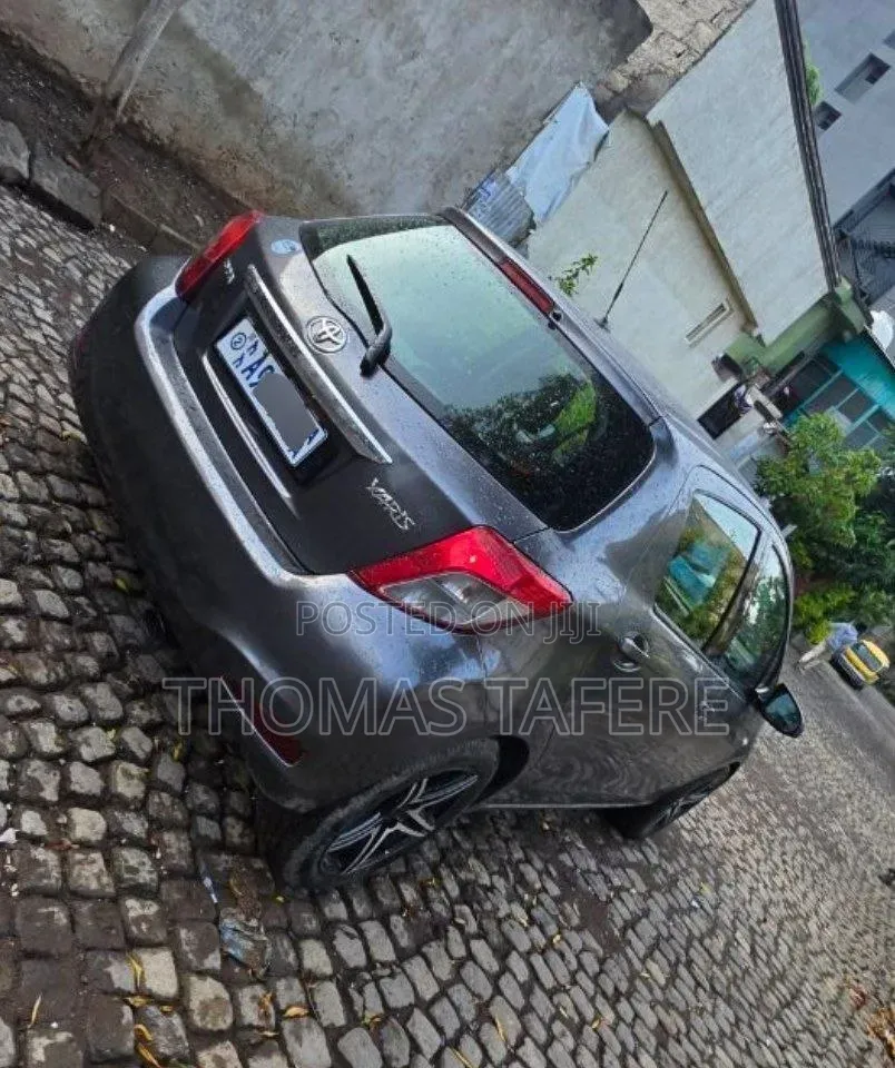 Toyota Yaris 2012 Gray