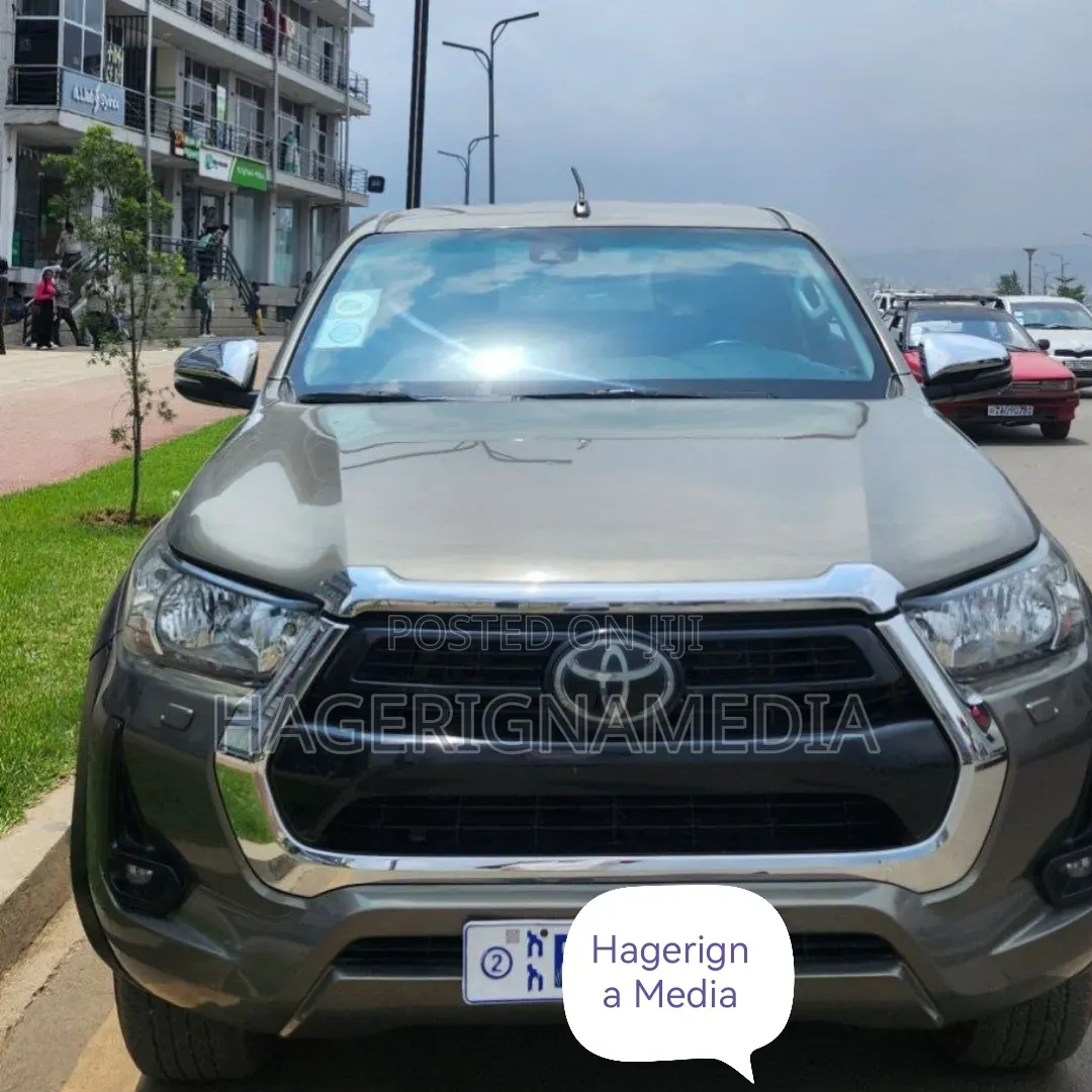 Toyota Hilux 2021 Gray