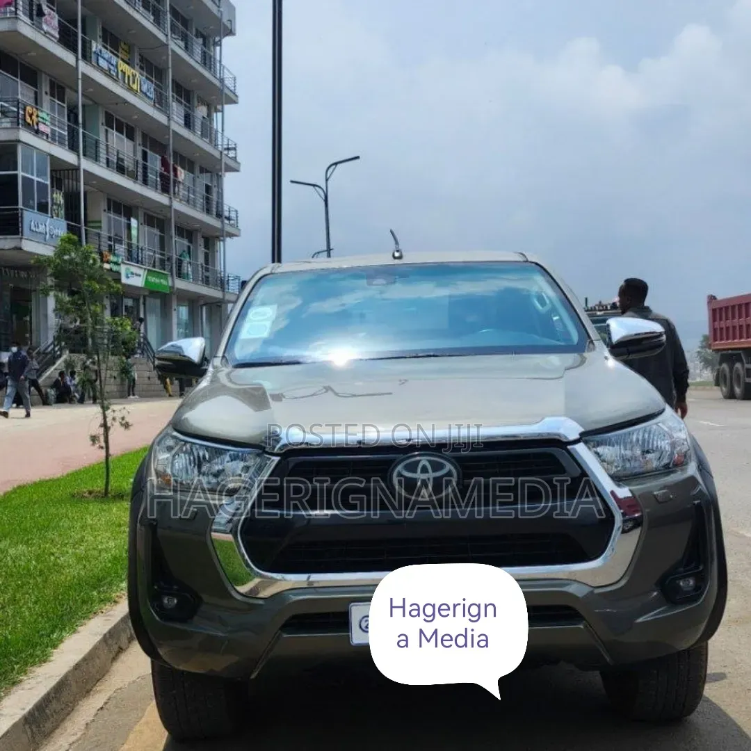 Toyota Hilux 2021 Gray