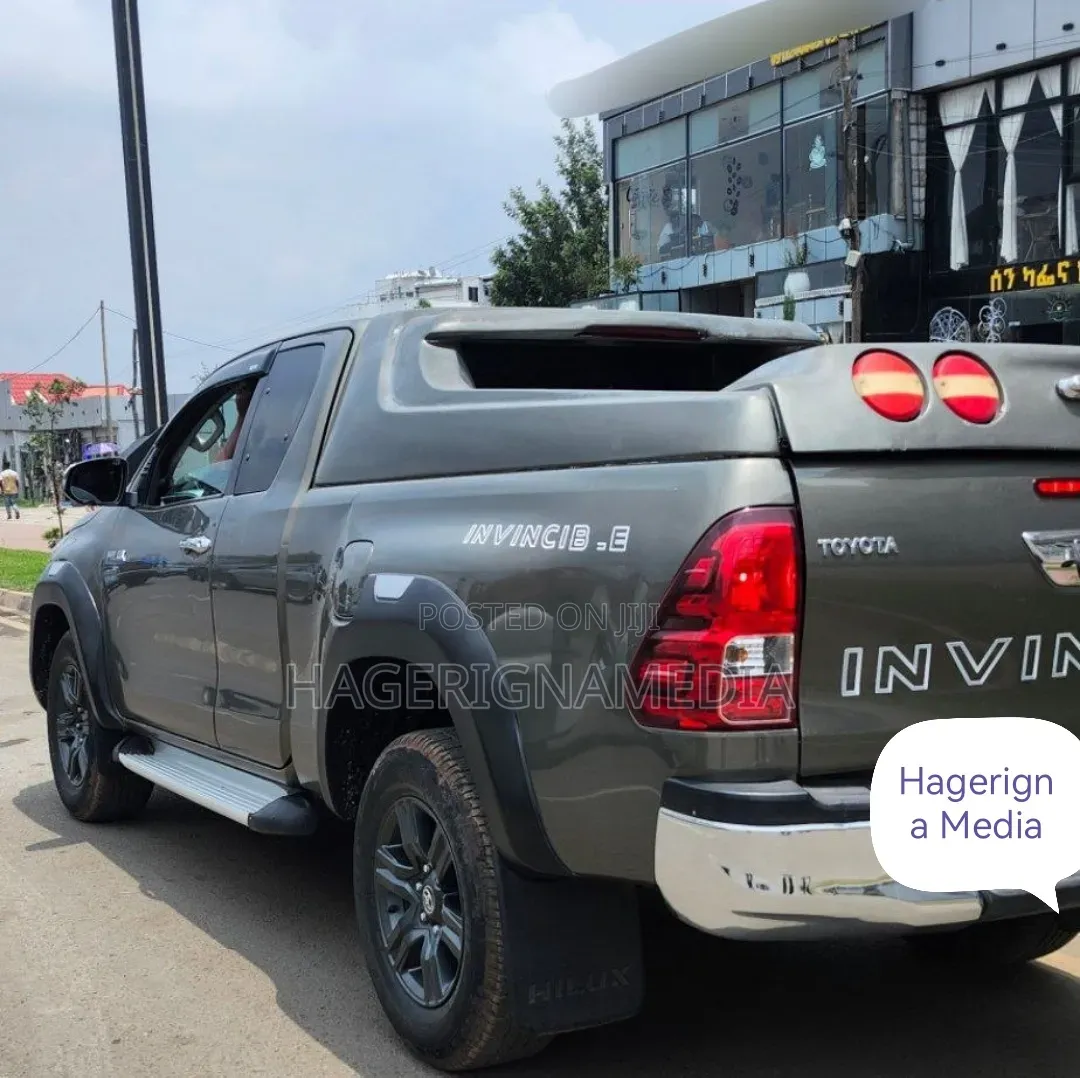 Toyota Hilux 2021 Gray