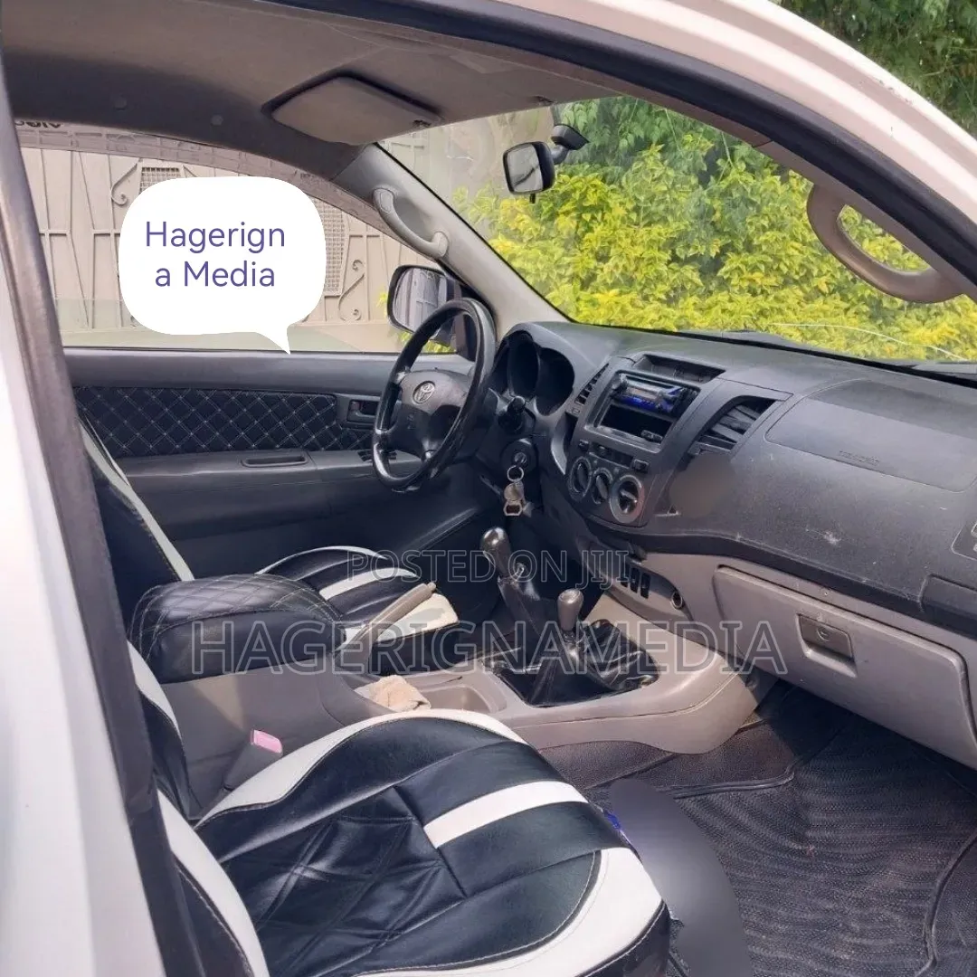 Toyota Hilux 2006 White