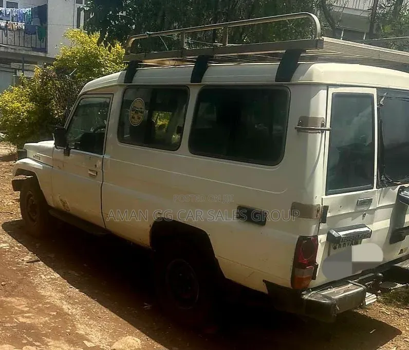 Toyota Land Cruiser 2002 White
