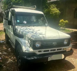 Toyota Land Cruiser 2002 White