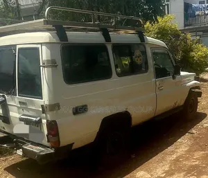 Toyota Land Cruiser 2002 White