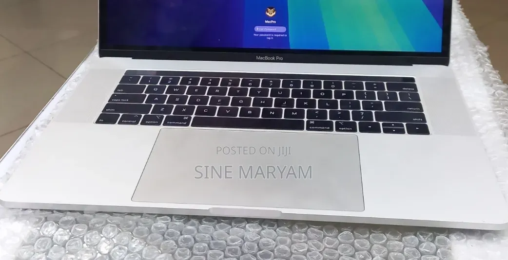 New Laptop Apple MacBook Pro 2018 16GB Intel Core i7 SSD 256GB