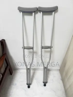 Axillary Pair Crutches染溜reducing Stress on the Hands and Wrists.