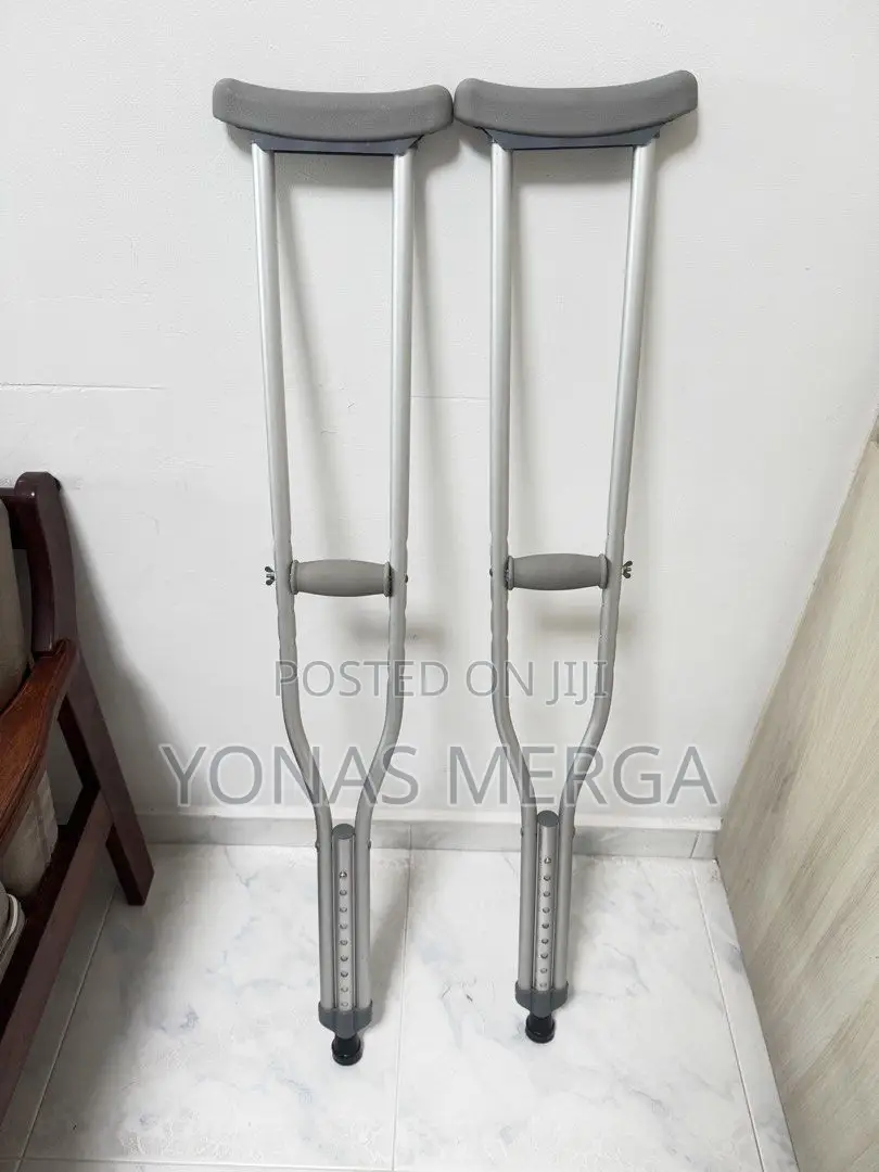 Axillary Pair Crutches染溜reducing Stress on the Hands and Wrists.