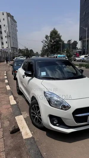 Suzuki Swift 2022 White