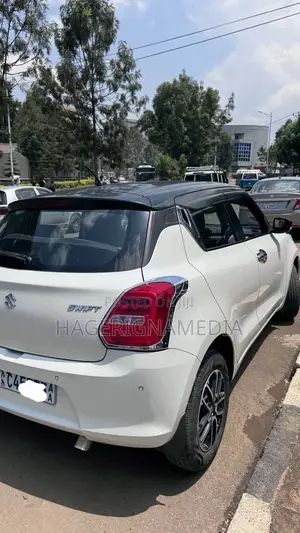 Suzuki Swift 2022 White