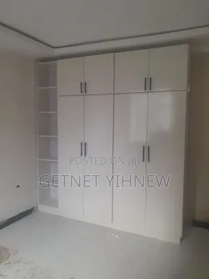 ቁምሳጥን እና ኪችን ካቢኔት