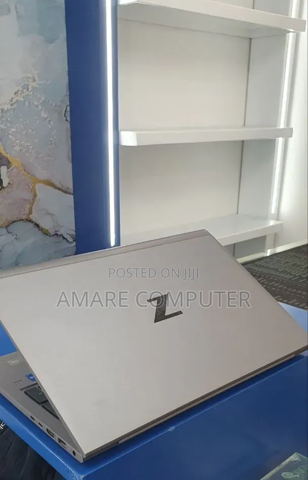 New Laptop HP ZBook Firefly G8 16GB Intel Core i7 SSD 512GB