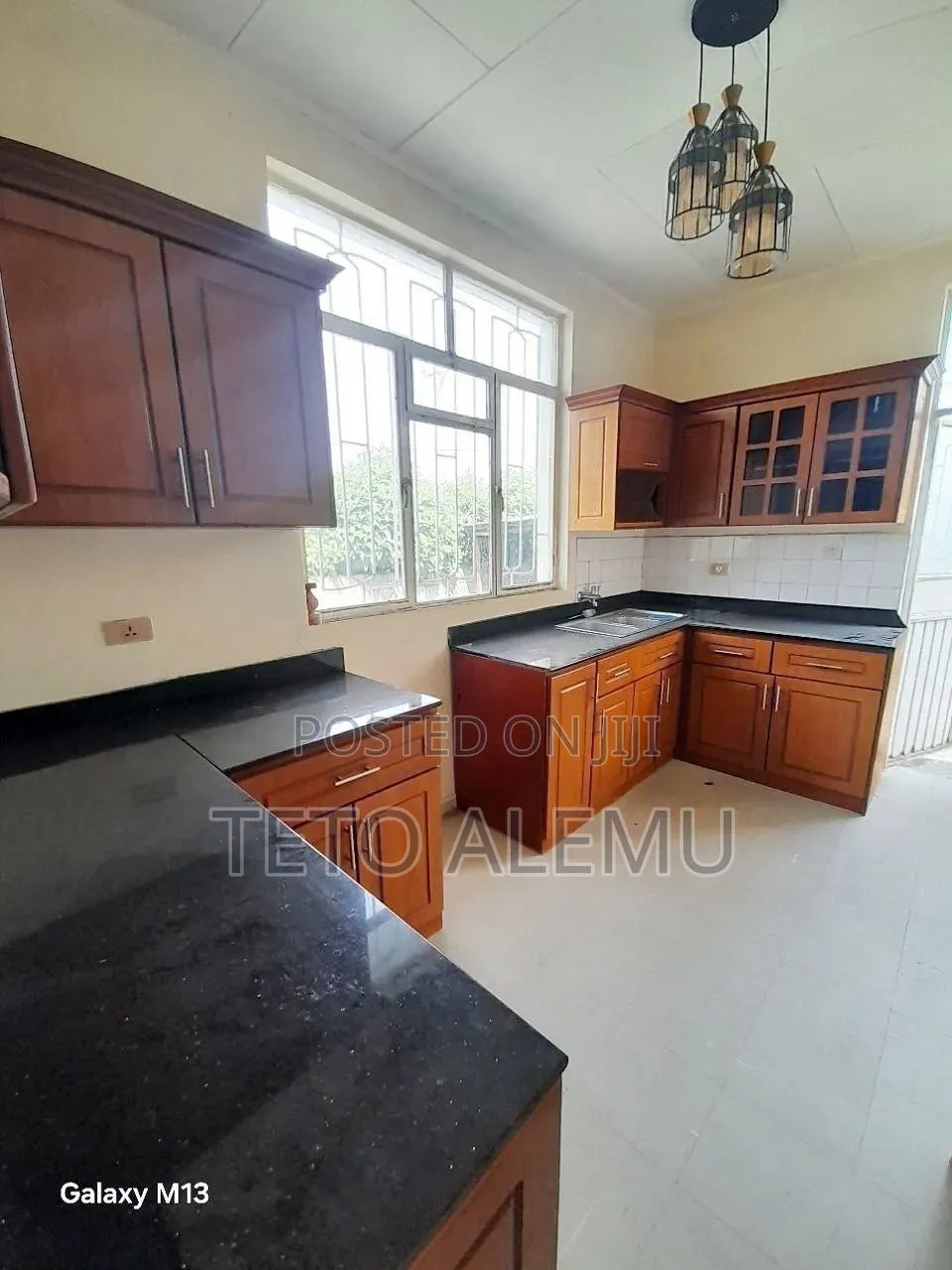6bdrm Villa in 🏡 በአስቸኳይ የሚሸጥ የድሮ ቪላ, Bole for sale
