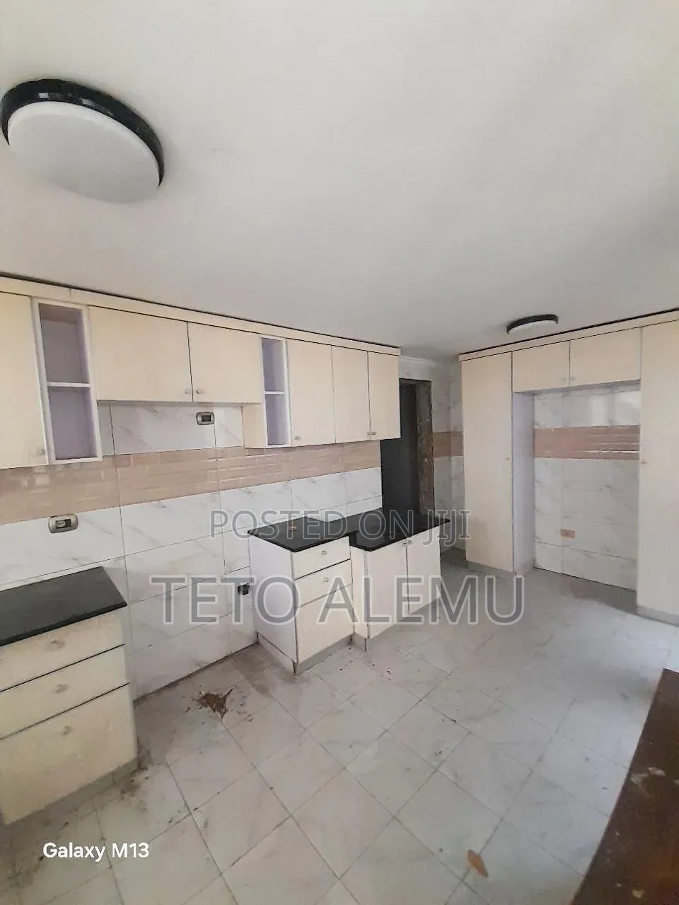 6bdrm Villa in 🏡 በአስቸኳይ የሚሸጥ የድሮ ቪላ, Bole for sale
