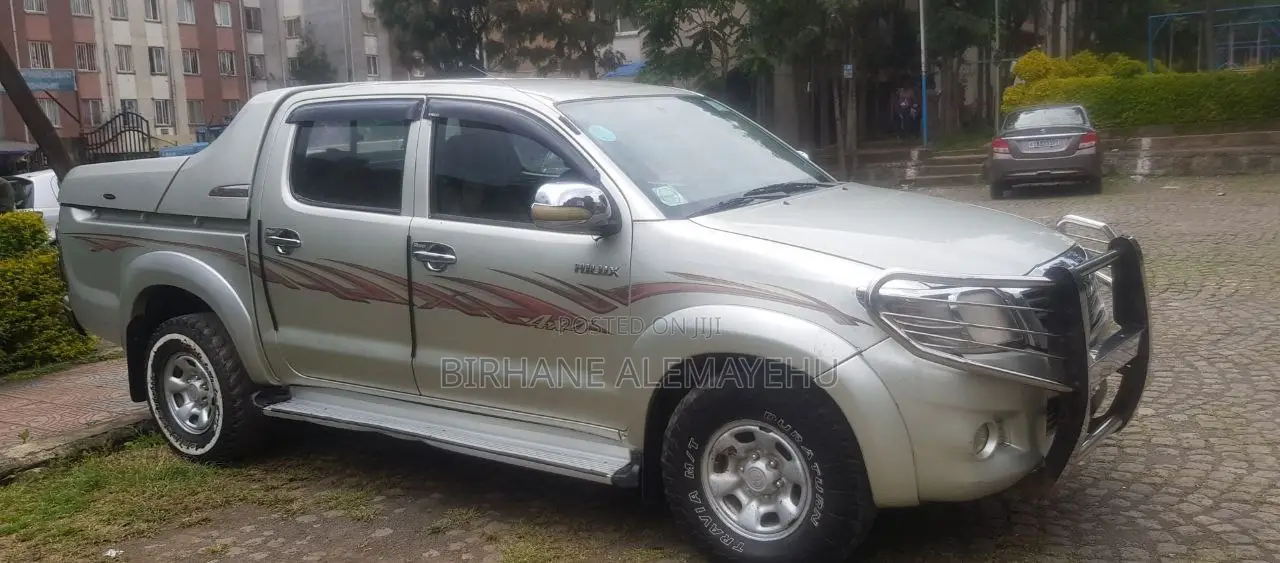 Toyota Hilux 2.5 D-4D 4X4 SRX 2012 Gray
