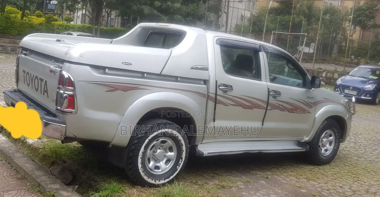 Toyota Hilux 2.5 D-4D 4X4 SRX 2012 Gray