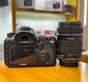 Canon EOS 7D Mark II DSLR Camera With 18-135mm Lens