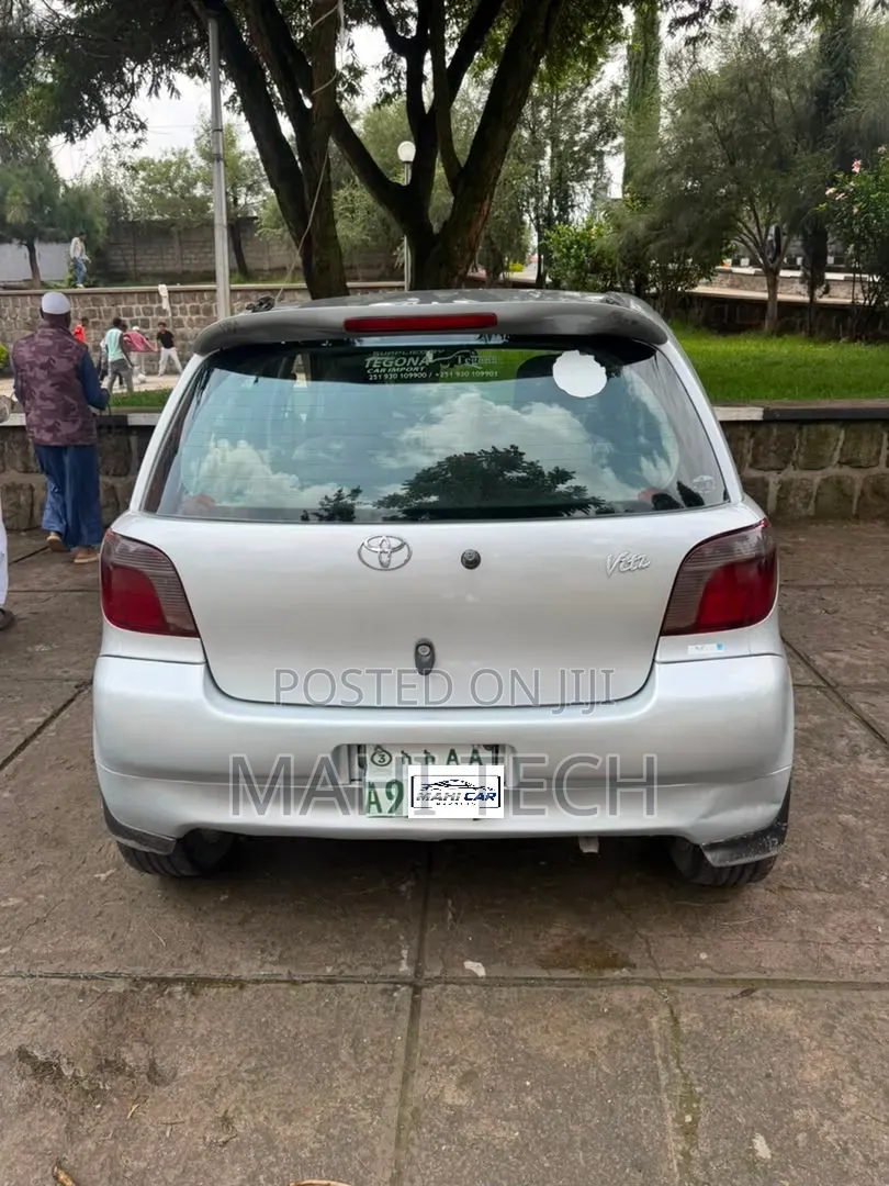 Toyota Vitz 2001 Silver
