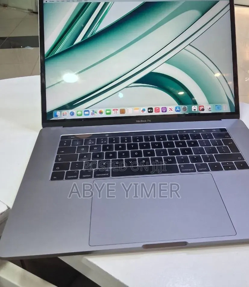 New Laptop Apple MacBook Pro 2017 16GB Intel Core i7 SSD 512GB