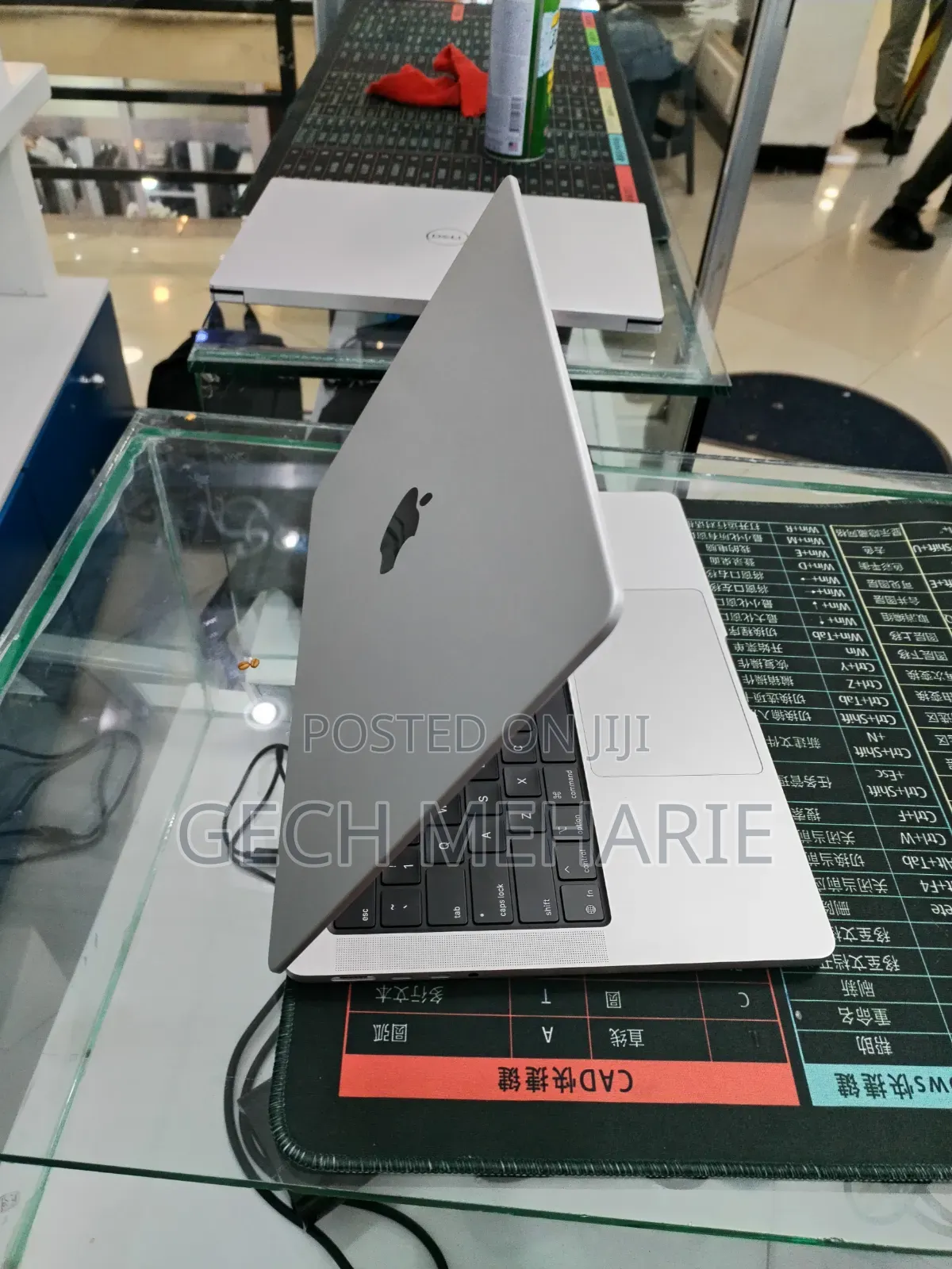 New Laptop Apple MacBook Pro 2025 M5 16GB Apple M5 Pro SSD 512GB