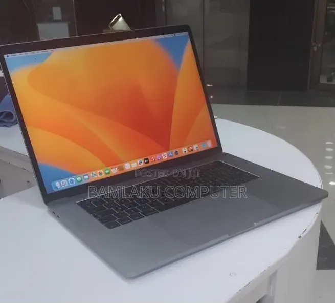 New Laptop Apple MacBook Pro 2017 16GB Intel Core i7 SSD 512GB