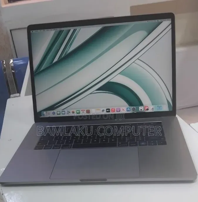 New Laptop Apple MacBook Pro 2017 16GB Intel Core i7 SSD 512GB