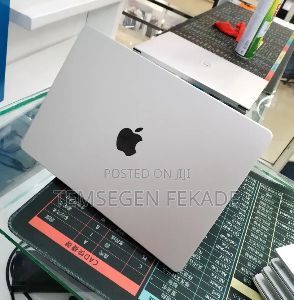New Laptop Apple MacBook Pro 2025 M5 16GB Apple M5 Pro SSD 512GB
