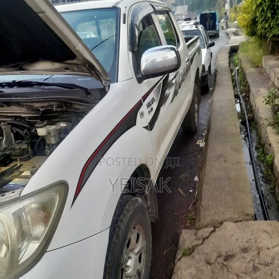 Toyota Hilux 2010 White