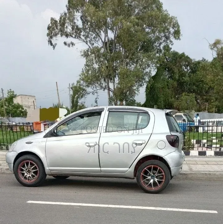 Toyota Vitz 2001 Silver