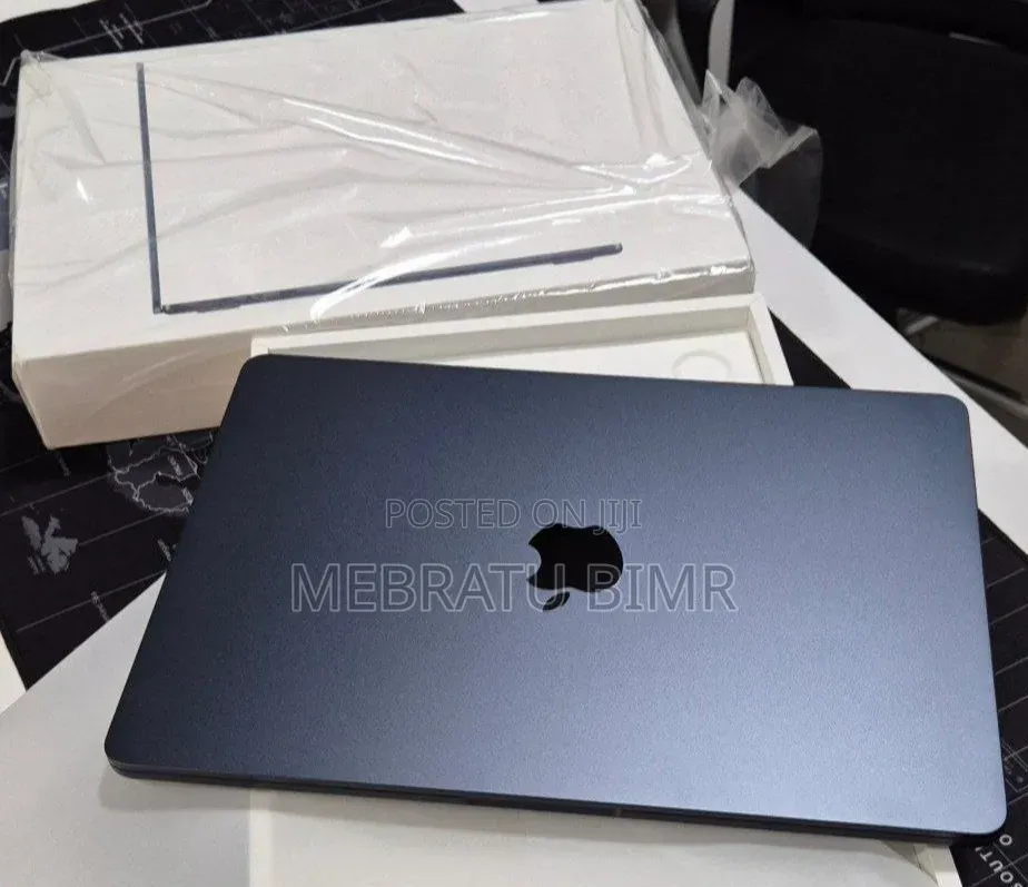 New Laptop Apple MacBook Air 2022 M2 8GB Apple M2 SSD 256GB