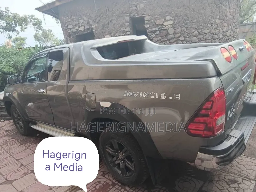 Toyota Hilux 2021 Gray