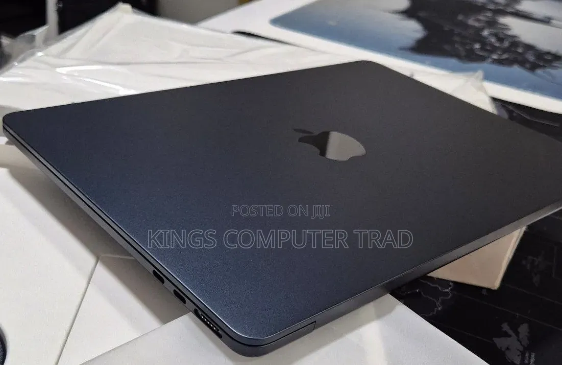New Laptop Apple MacBook Air 2022 M2 8GB Apple M2 SSD 256GB