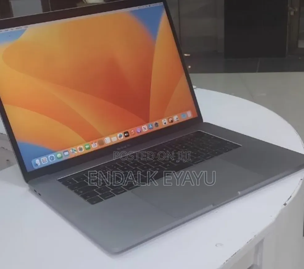 New Laptop Apple MacBook Pro 2017 4GB Intel Core i7 SSD 512GB