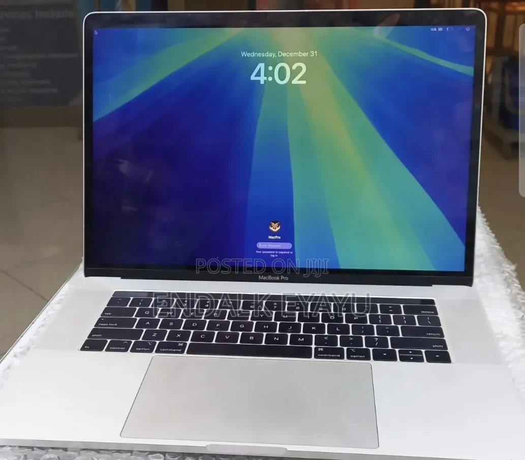 New Laptop Apple MacBook Pro 2018 8GB Intel Core i7 SSD 256GB