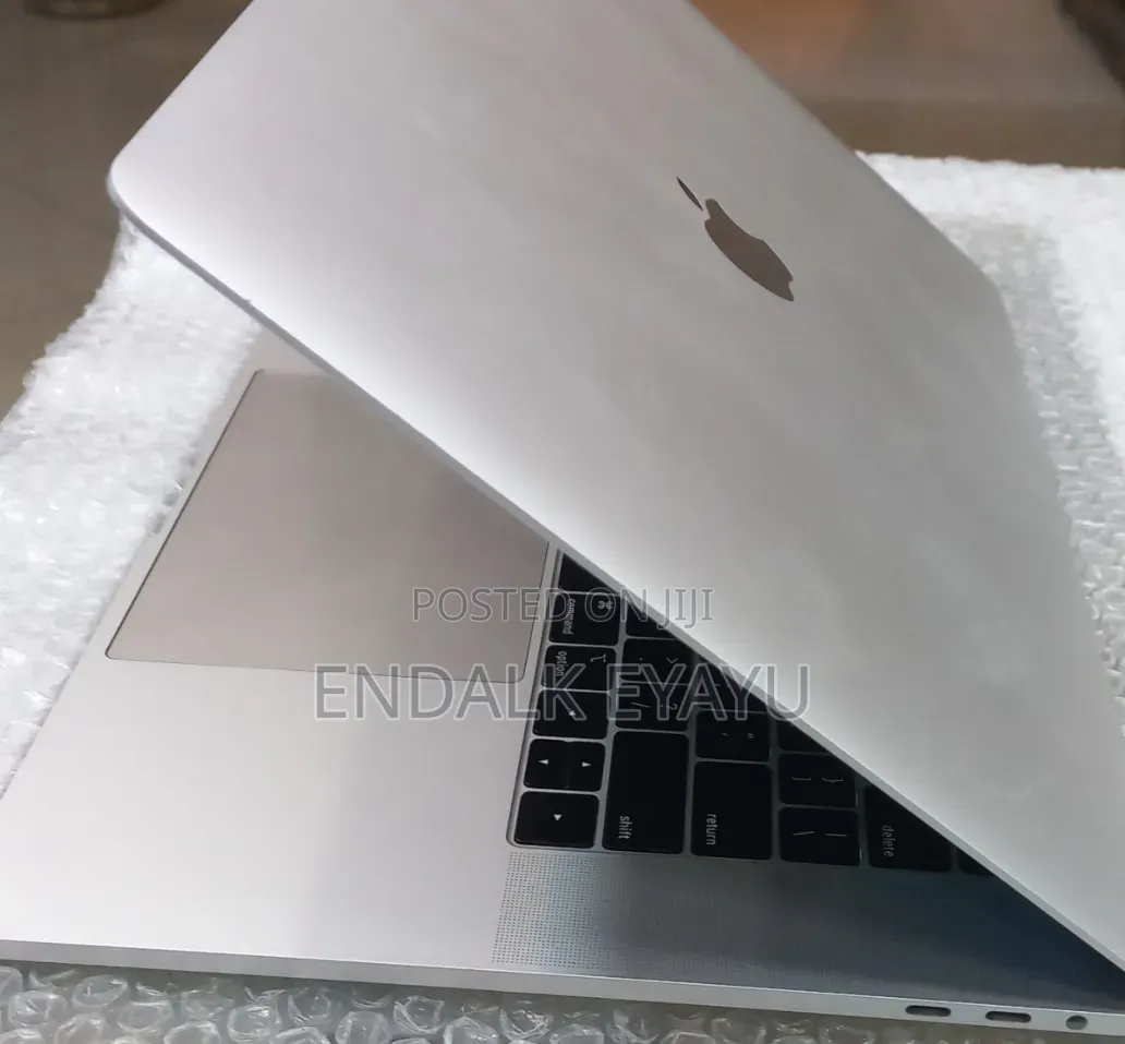 New Laptop Apple MacBook Pro 2018 8GB Intel Core i7 SSD 256GB