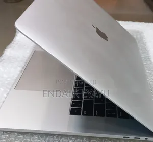 New Laptop Apple MacBook Pro 2018 8GB Intel Core i7 SSD 256GB