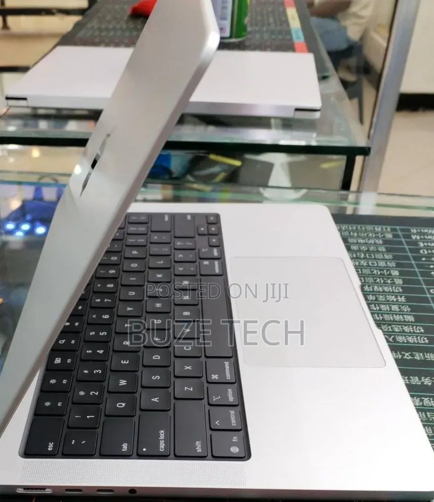 New Laptop Apple MacBook Pro 2025 M5 16GB Apple M5 Pro SSD 512GB