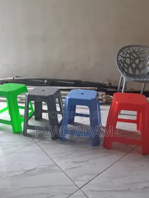Plastic Stool, የፕላስቲክ ዱካ፡ ኩርሲ